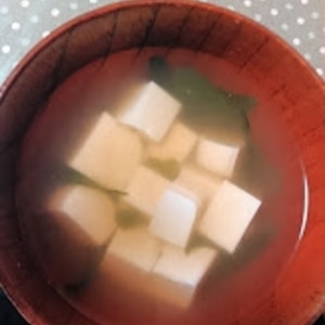 豆腐とわかめの白味噌の味噌汁